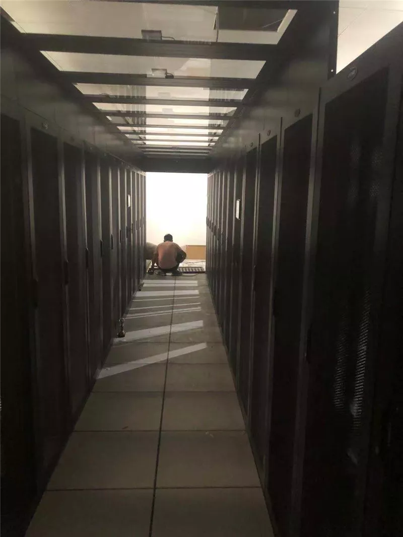 某学校标准化机房冷通道实例